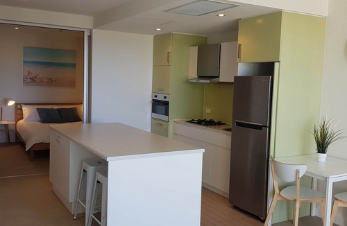 Glenelg Apartment | CityViews @ Glenelg * Pool/Beach * Free Parking * Wifi *