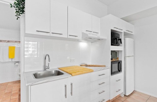 Surfers Paradise Apartment | Classic Coastal Beachfront – Surfers Paradise-Pool