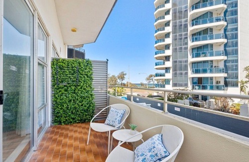Surfers Paradise Apartment | Classic Coastal Beachfront – Surfers Paradise-Pool