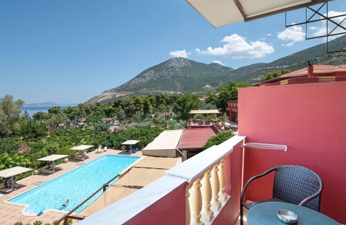 Melissopetra Apartment | Classic Double Room at Hotel Aristotelis with Sea View and Balcony