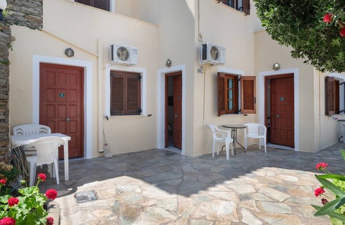 Batsi Apartment | Classic Quad Room Apartment with Shared Garden and Wi-Fi