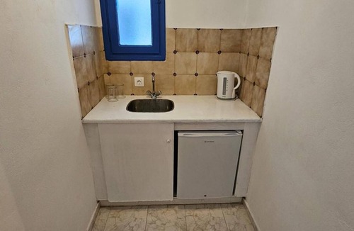 Perissa Apartment | Classic Triple 3 Room with Balcony and Air Conditioning