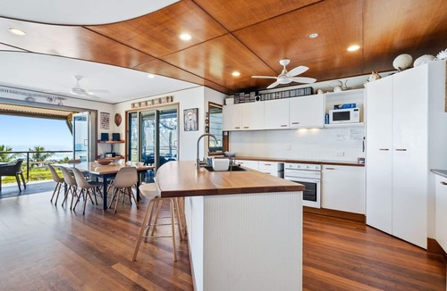 Point Lookout Apartment | Claytons 10 | 4 bed, 2 bath, Cylinder beachfront
