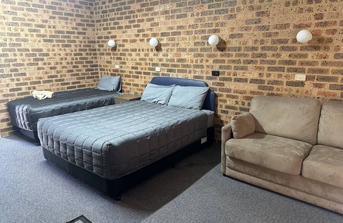 Coonabarabran Hotel | Clock Tower Motor Inn