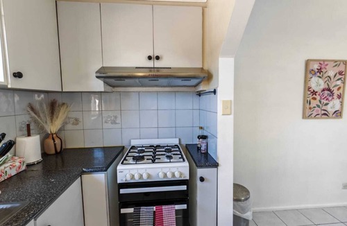 Dallas House | Close to Airport, Walk to Train