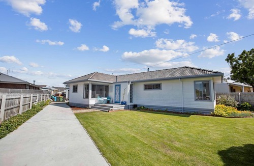 Paynesville House | Close to the lake’s edge, everything you could need to enjoy your getaway