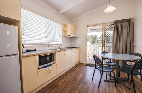 Batehaven Hotel | Clyde View Holiday Park