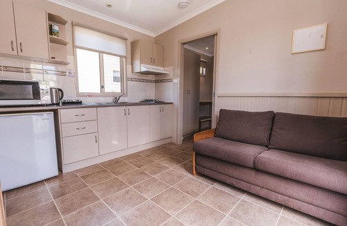 Batehaven Hotel | Clyde View Holiday Park