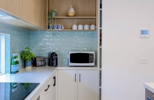 Dromana House | Coastal Delight - 4pm check out Sundays
