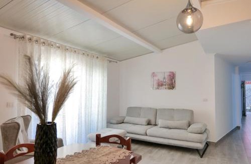 Sarande Apartment | Coastal Dwell
