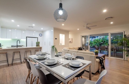 Aroona House | Coastal Family Escape Caloundra