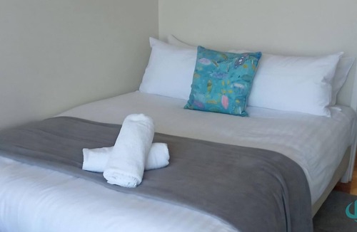 Caves Beach House | Coastal Horizons - short walk to beach with Wifi