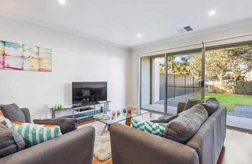 Glenelg North House | Coastal Parkside - Glenelg North - C21 SouthCoast Holidays