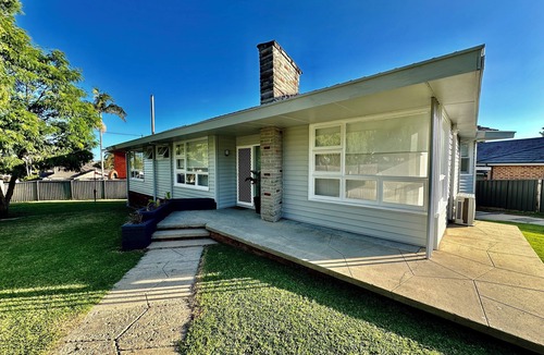 The Entrance House | Coastello The Entrance: Family-Friendly Haven for Your Coastal Retreat!