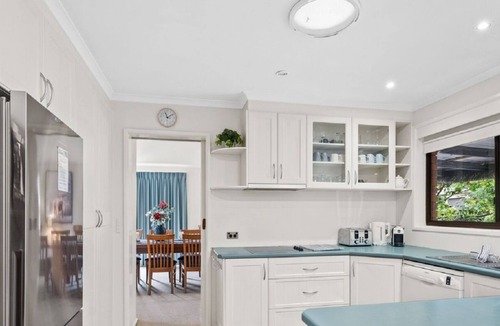 Jindabyne House | Cobbon Retreat - 5BR House l Pet Friendly l Large Fenced Backyard l WiFi l Great Location