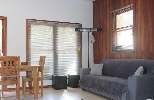 Lowanna Apartment | Coffs Coast Mountain Retreat Cabin 1