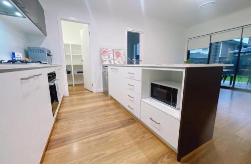 Colebee House | Colebee 4 Bedroom House Walk to Park and Shops