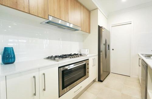 Colebee Villa | Colebee 5 Bedroom near Shopping WiFi Central AC