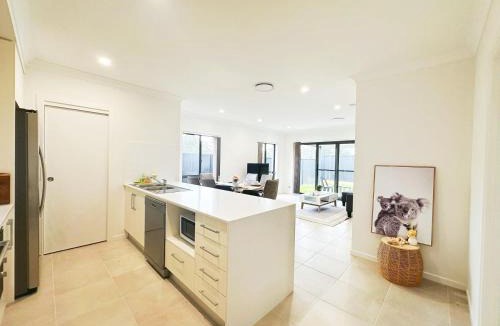 Colebee Villa | Colebee 5 Bedroom near Shopping WiFi Central AC