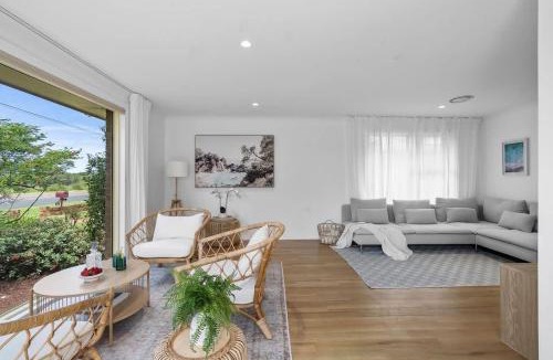 Vincentia House | Collingwood - 4BR modern beachfront holiday home