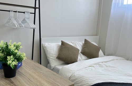 Budgewoi House | Comfortable 1 bedroom duplex close to everything