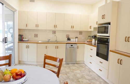 Casterton House | Comfortable 3 bedroom home > for work, rest or play!