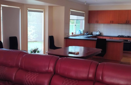 Point Cook House | Comfortable 5 Bedroom House Point Cook