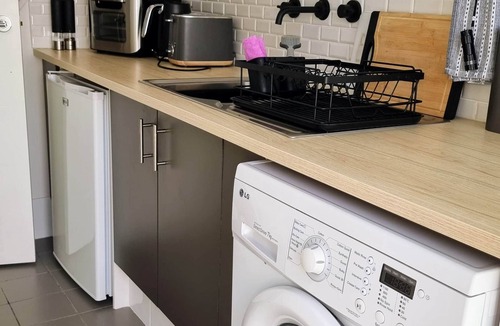 Quinns Rocks Apartment | Comfortable & cosy Queen bed apartment