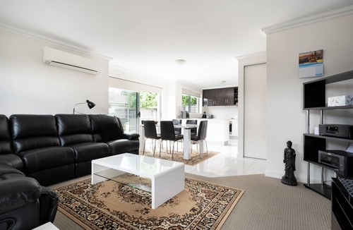 Newnham House | Comfortable Home 10 Minutes from CBD Wifi & Garage