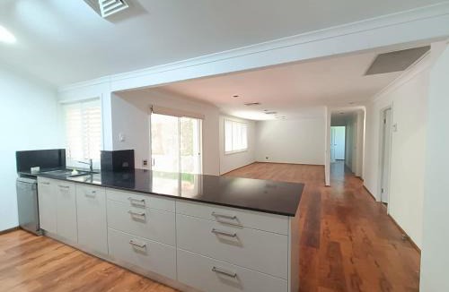 Baulkham Hills House | Comfortable Queen Room in Baulkham Hills - BH2