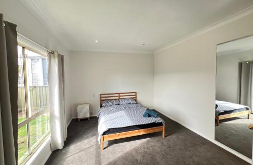 Seven Hills House | Comfortable Queen Room next to Shopping Centre and Station - SH3