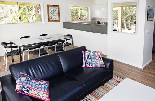 Point Lookout Apartment | Comfortable unit within a short stroll of Cylinder and Deadmans Beaches.