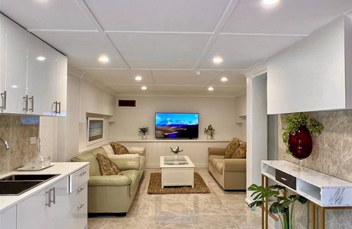 Denistone House | Comfy 2LR, 3Bath, 4BR,5 min walk to train station,close to shops,Bush view House