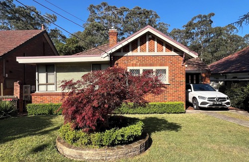 Denistone House | Comfy 2LR, 3Bath, 4BR,5 min walk to train station,close to shops,Bush view House
