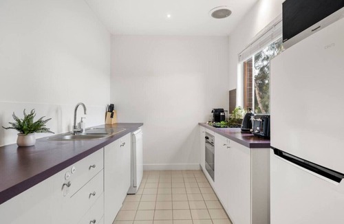Box Hill Apartment | Comfy Box Hill Unit: Near Station + Restaurants!