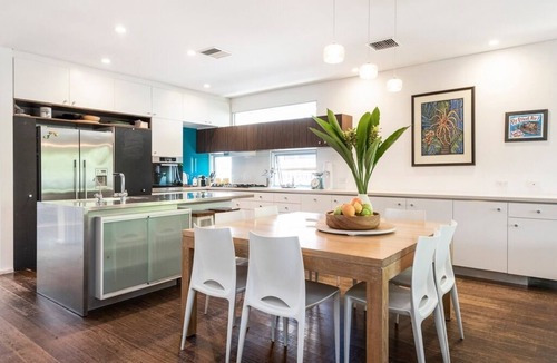 Palm Beach House | Comfy family beach house, an entertainers delight- sandy feet paradise.