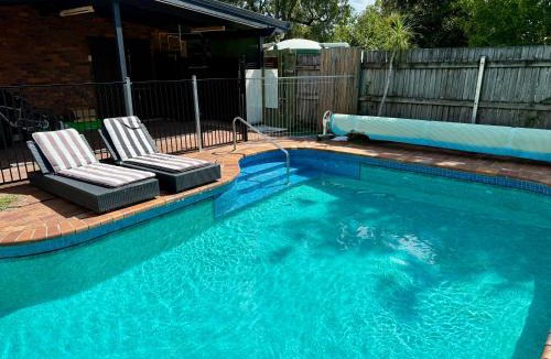Shailer Park House | Comfy Logan - Shared bathrooms - Individual Room with a Queenbed- WiFi AC Netflix