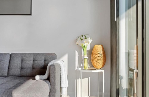 Kingston Apartment | Comfy Unit with Balcony near Foreshore Dining