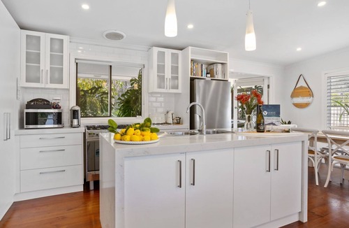 Rye House | Como Palm Retreat - Exotic tropical resort style backyard with pool and spa!