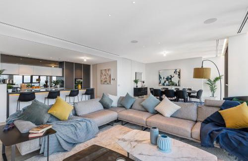 Melbourne Central Business District Apartment | Complete Host Abode318 Apartments