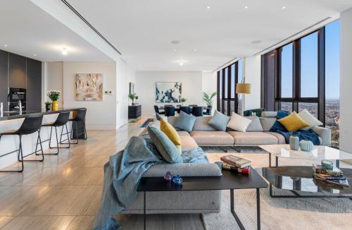 Melbourne Central Business District Apartment | Complete Host Abode318 Apartments