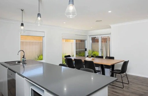 North Wagga Wagga House | Contemporary Living in the CBD