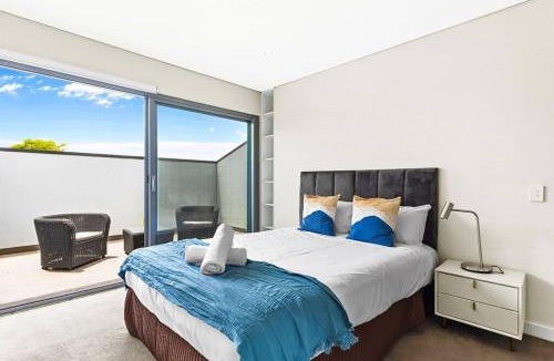 Eastlakes House | Convenient 4BR with Private Pool close to Airport