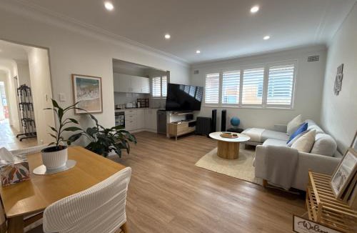 Coogee House | Coogee Sunrise shared Apt with Parking & Work Desk