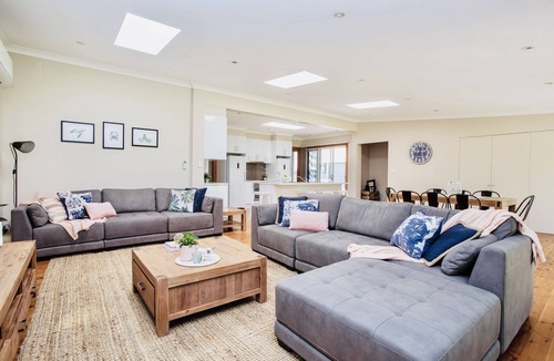 Copacabana House | Copa Capri-The Entertainer, Multiple Living Spaces, Flat 5 min Walk to Beach