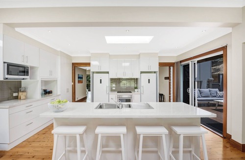 Copacabana House | Copa Capri-The Entertainer, Multiple Living Spaces, Flat 5 min Walk to Beach