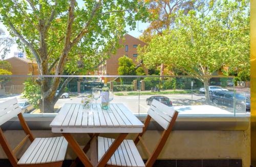 Carlton Apartment | Cosmo Stays- Designer Apartment Fabulous Location
