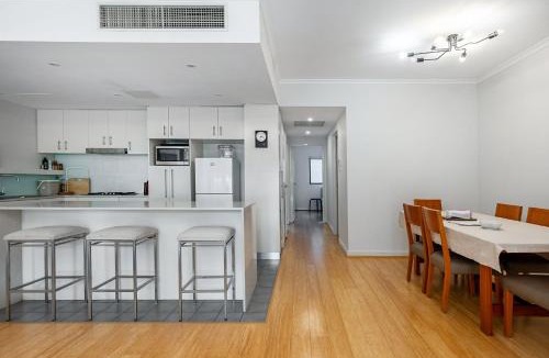 Redfern Apartment | Cosy 2-Bed in Redfern with Terrace & Parking