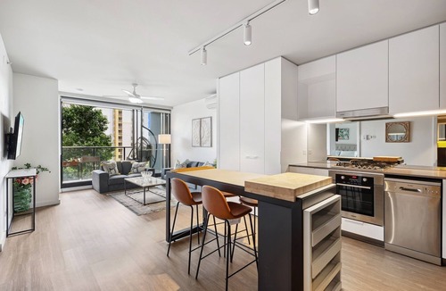 Bowen Hills Apartment | Cosy 2-Bed with Pool, Bbq Area and Secure Parking