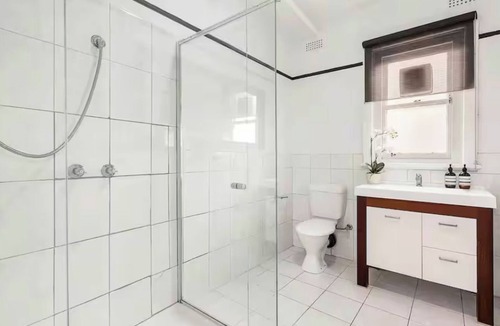 Collingwood Apartment | Cosy Art Deco Apartment - near CBD and parks with private carpark
